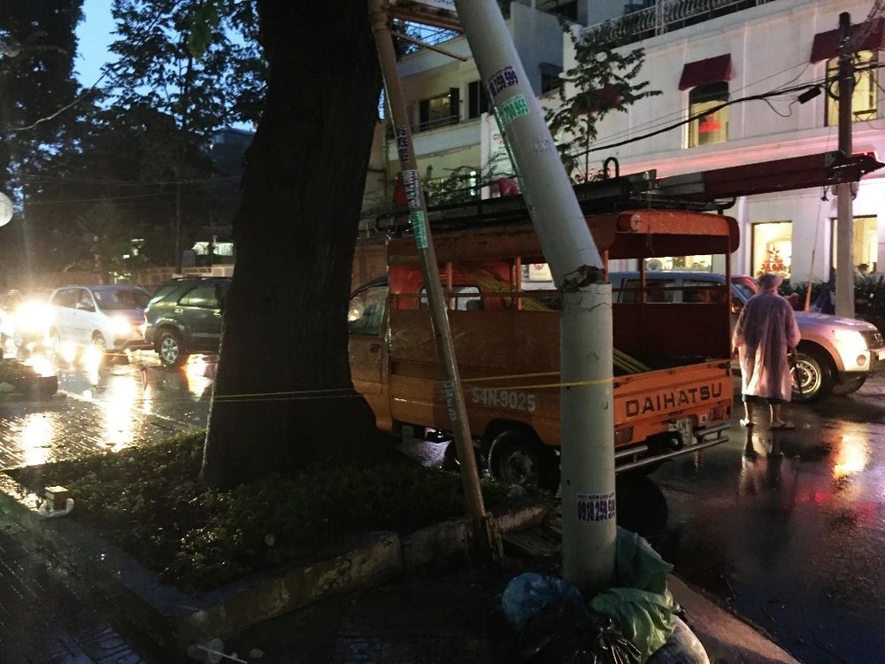 Cành cây gãy xuống cũng khiến một trụ điện bị gãy. 